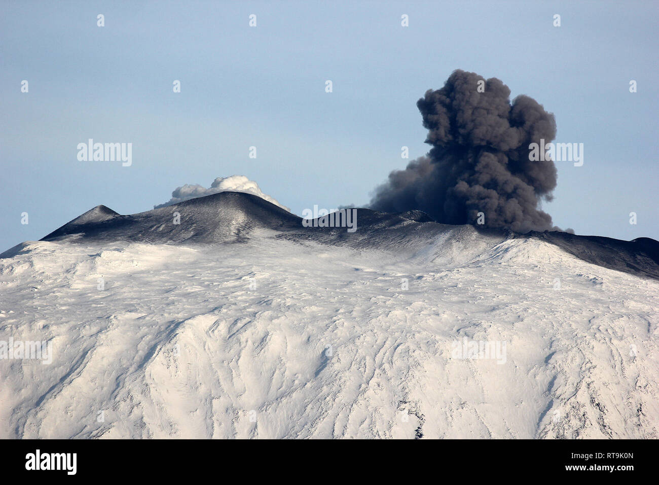 Les émissions de cendres se poursuit à partir de la nord-est et le sud-est de cratères de l'Etna en Sicile, Italie, qui dans les jours précédents a couvert la totalité du sud-est de pente. Du côté de Bronte, seulement les pics couverts de cendres peut être vu. Doté d''atmosphère : où : Catane, Sicile, Italie Quand : 27 Jan 2019 Credit : IPA/WENN.com **Uniquement disponible pour publication au Royaume-Uni, USA, Allemagne, Autriche, Suisse** Banque D'Images