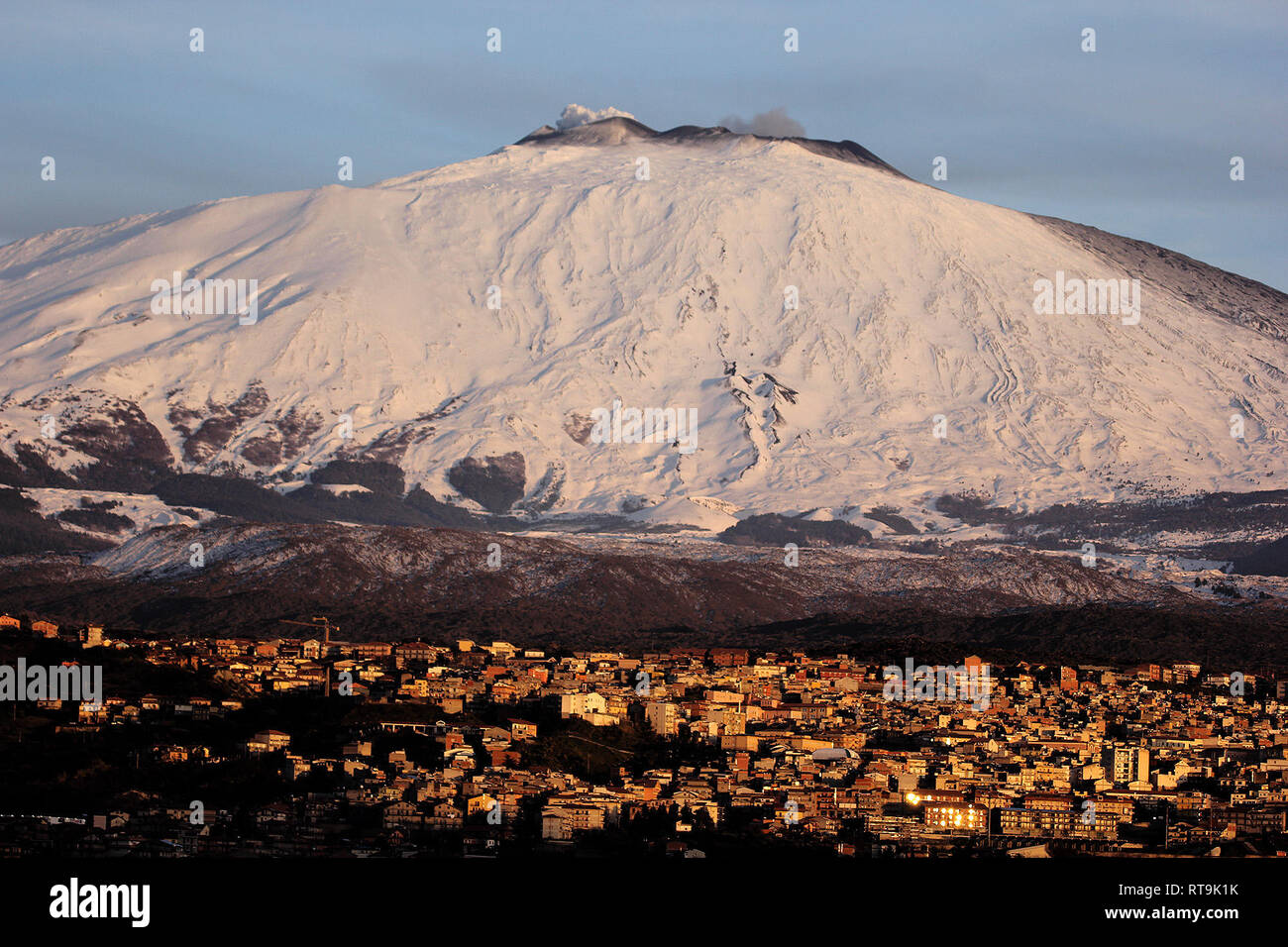 Les émissions de cendres se poursuit à partir de la nord-est et le sud-est de cratères de l'Etna en Sicile, Italie, qui dans les jours précédents a couvert la totalité du sud-est de pente. Du côté de Bronte, seulement les pics couverts de cendres peut être vu. Doté d''atmosphère : où : Catane, Sicile, Italie Quand : 27 Jan 2019 Credit : IPA/WENN.com **Uniquement disponible pour publication au Royaume-Uni, USA, Allemagne, Autriche, Suisse** Banque D'Images