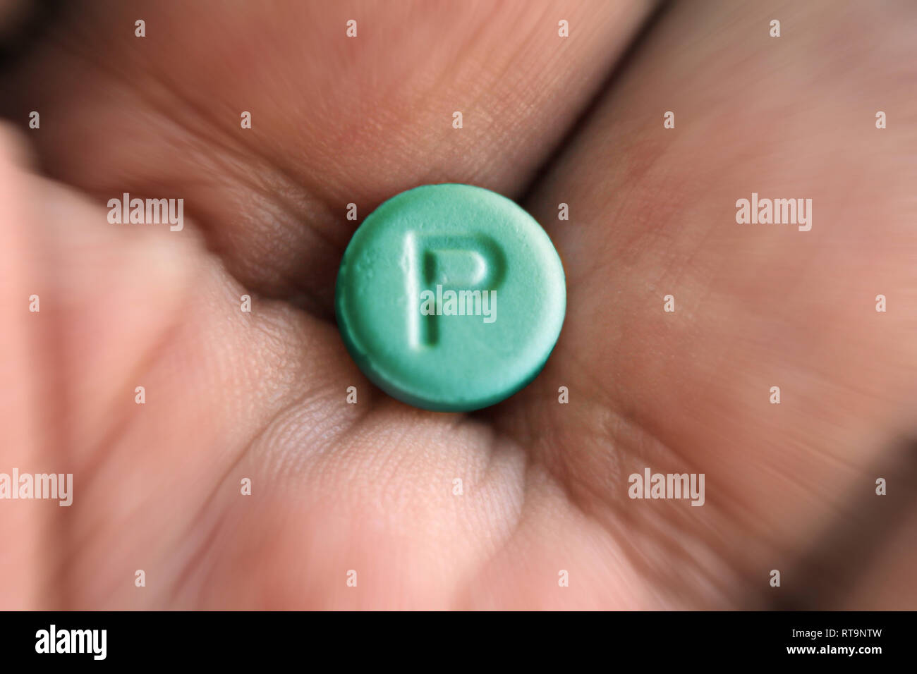 Comprimé avec lettre P logo placebo dans la paume de la main, close-up Banque D'Images
