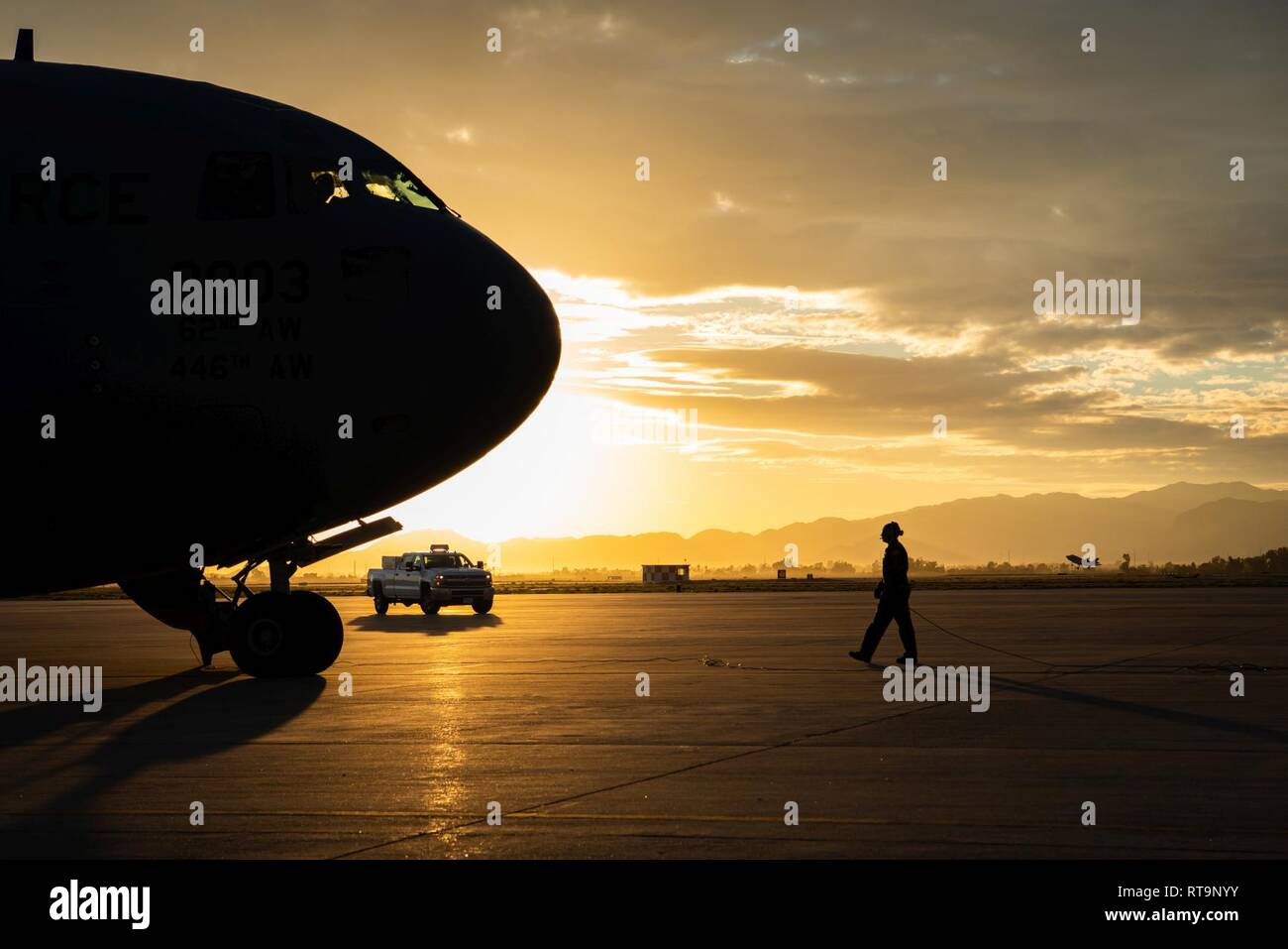 Un C-17 Globemaster III pilote effectue une dernière vérification prévol avant le décollage, le 31 janvier 2019 à Luke Air Force Base, en Arizona le C-17 de la 62d Airlift Wing Joint Base Lewis-McChord, dans l'État de Washington ont transporté les dirigeants municipaux en leur donnant un aperçu de la mission de transport aérien stratégique de l'Armée de l'air. Banque D'Images