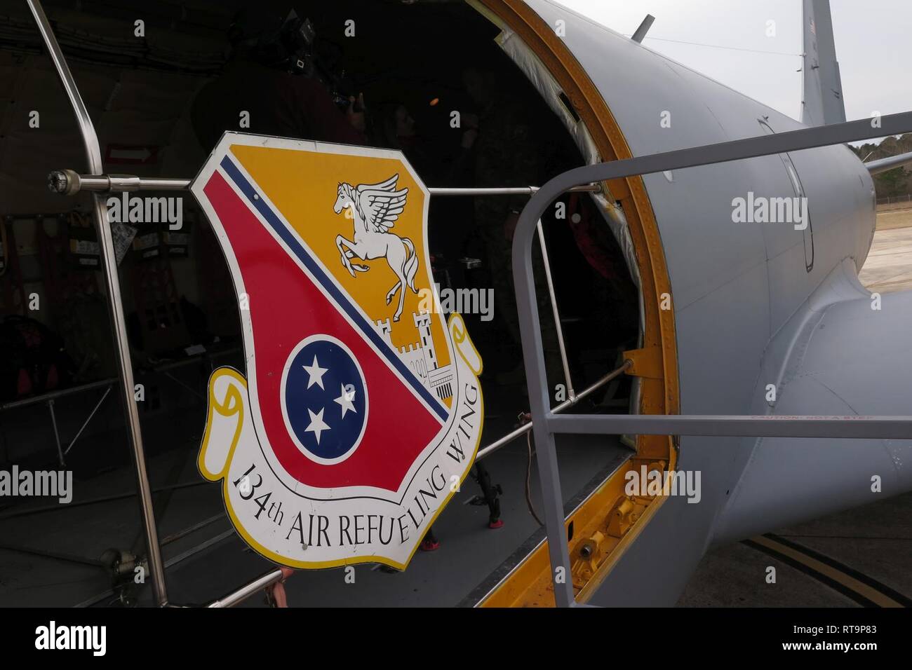 Le California Air National Guard's 134e Escadre de ravitaillement en vol's logo vu de la porte ouverte d'un KC-135 Stratotanker à McEntire Joint National Guard Base, S.C., le 29 janvier 2019. Banque D'Images