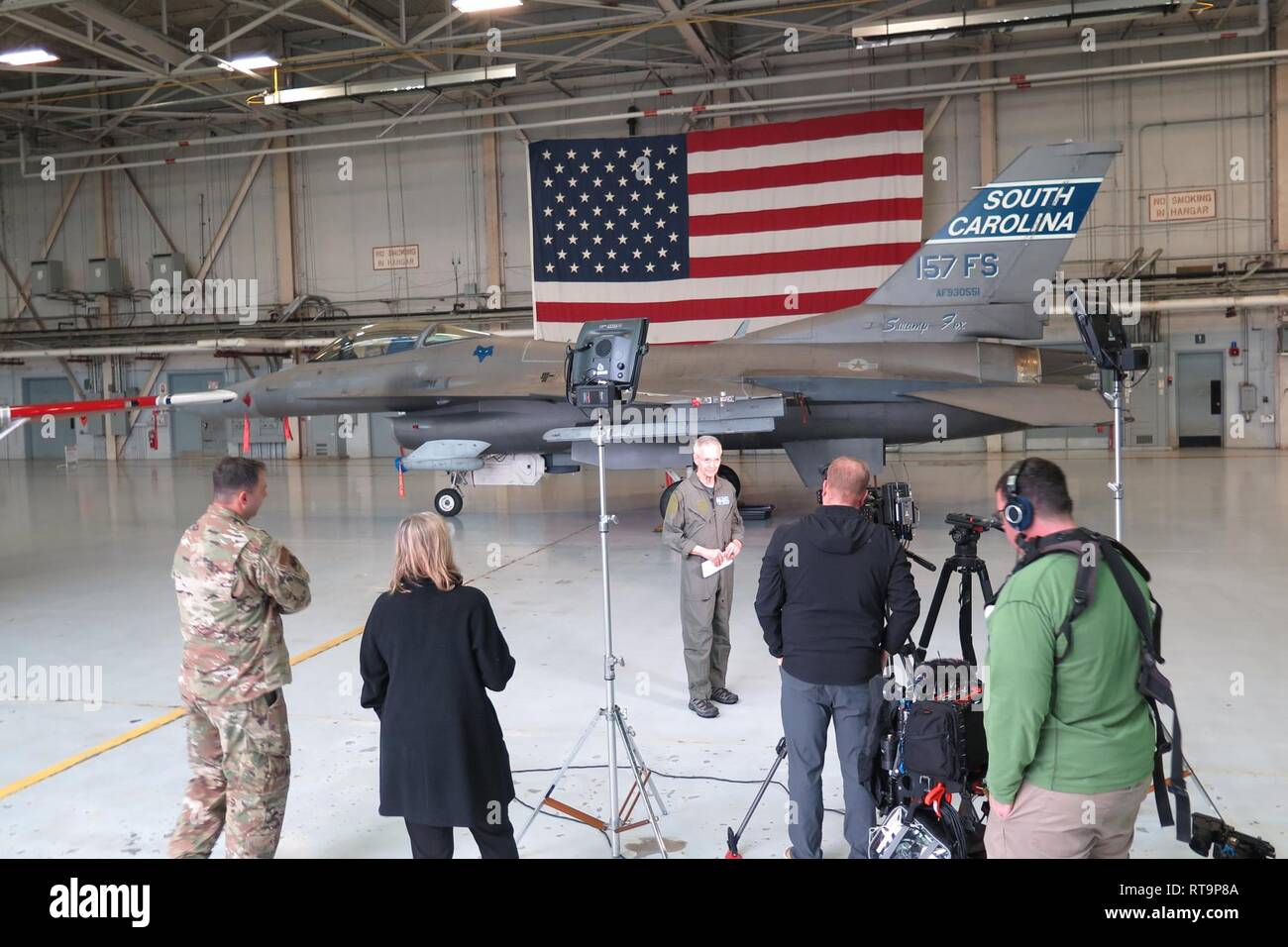 David Martin, le correspondant de CBS News, termine le tournage à McEntire Joint National Guard Base, L.C. (en face d'une Caroline du Sud Air National Guard's 169e Escadre de chasse F-16, le 29 janvier 2019. CBS News a assisté à un F-16 qui a simulé un vol médias Défense aérospatiale de l'Amérique du Nord-exercice coordonné avec la Federal Aviation Administration et L.C. Aile - Patrouille de l'aviation civile, sur les espaces aériens d'entraînement militaire en Caroline du Sud et la Géorgie, le 29 janvier 2019. Le vol a également inclus un missions de ravitaillement en vol avec un KC-135 Stratotanker à partir de la 134e Escadre de ravitaillement en vol, New York Air National Banque D'Images