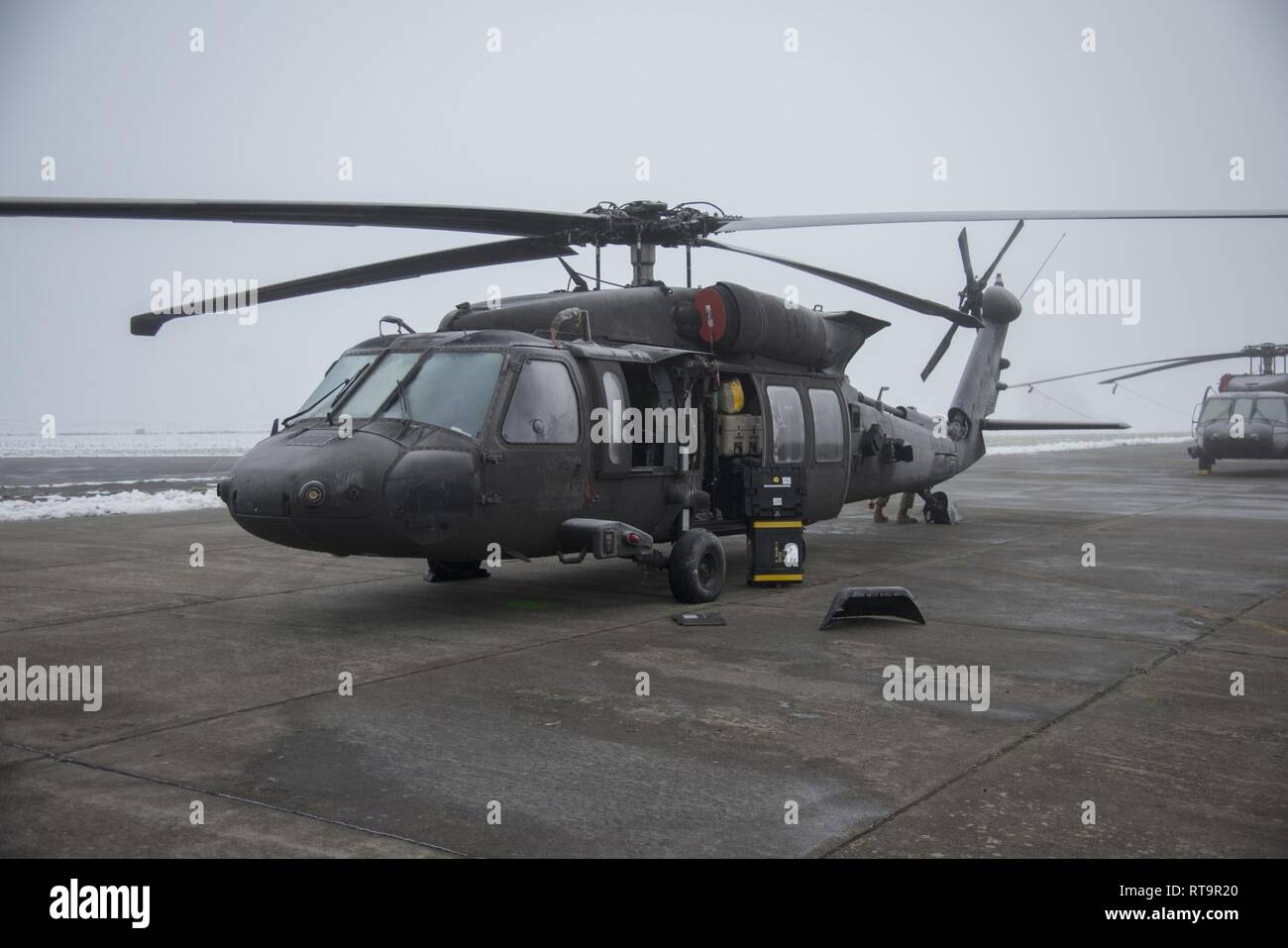 L'armée américaine d'hélicoptères UH-60 Black Hawk subit une maintenance 40 heures sur la base aérienne de Chièvres, Belgique, le 31 janvier 2019. La Base Aérienne de Chièvres a servi comme une zone d'étape intermédiaire avant la 1re Brigade d'aviation de combat se déploie à l'Allemagne, la Pologne, la Lettonie et la Roumanie pendant neuf mois pour former avec les partenaires de l'OTAN à l'appui de la résolution de l'Atlantique. Banque D'Images