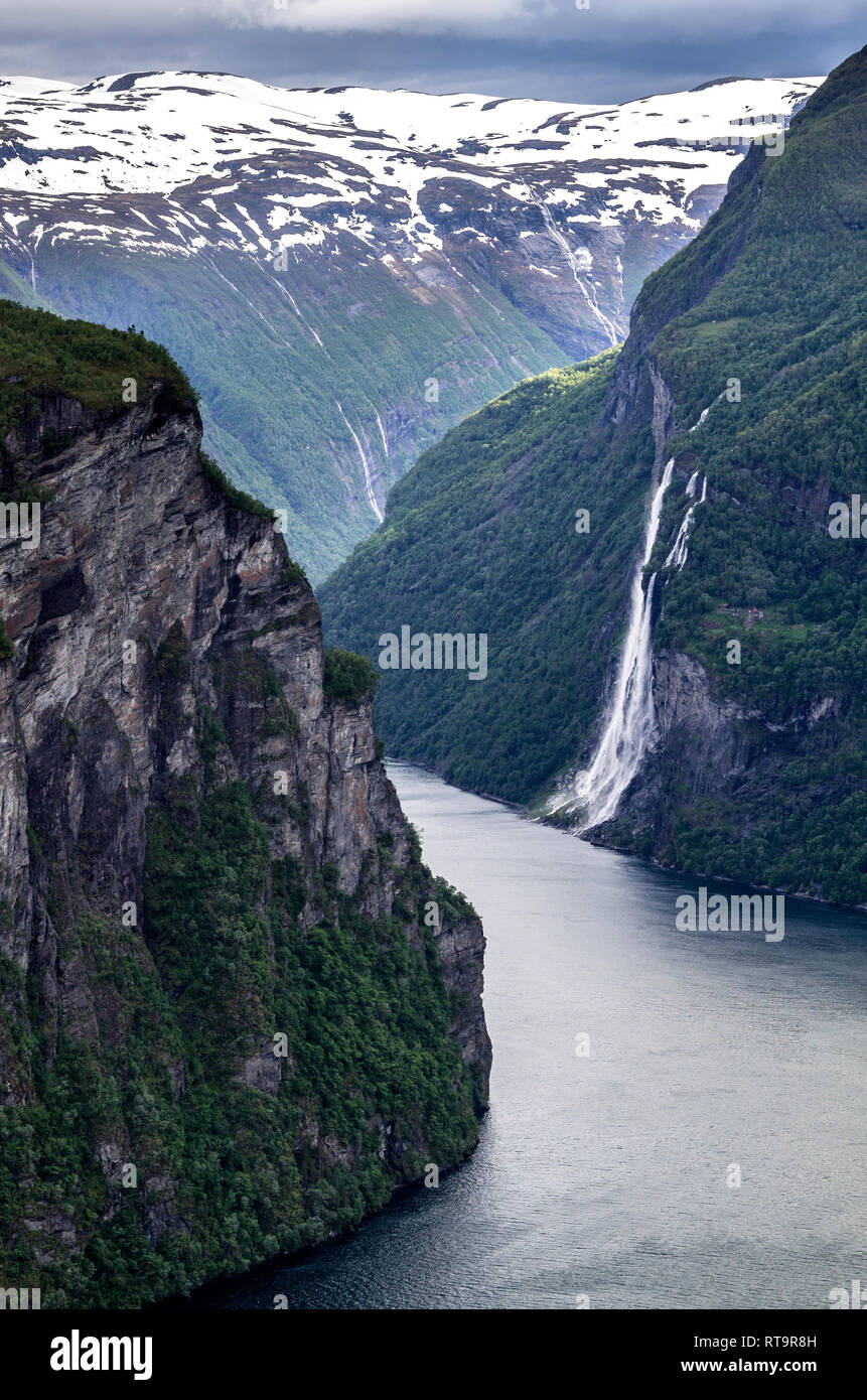 Vue sur le Geirangerfjord avec la cascade des sept Sœurs de Ornesvingen. Le fjord est l'un des plus visités de la Norvège des sites touristiques. Banque D'Images