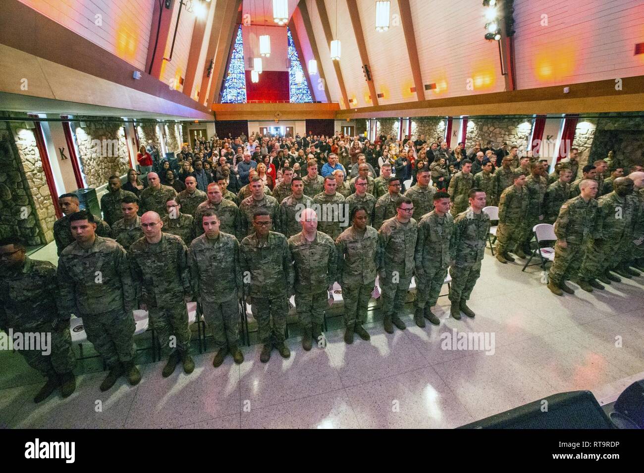 Les soldats de l'armée américaine avec les entreprises Bravo l'avant 1 et 2, 104e bataillon du génie de la Brigade, New Jersey Army National Guard, au garde à vous pour l'hymne national au cours de l'élément de cérémonie de départ à l'Kathedral Event Center à Hammonton, N.J., le 1 février 2019. 1 de l'avant est en train de déployer dans le cadre de l'opération Bouclier spartiate, alors que l'avenir 2 est le déploiement à l'appui de l'opération inhérents résoudre. Banque D'Images