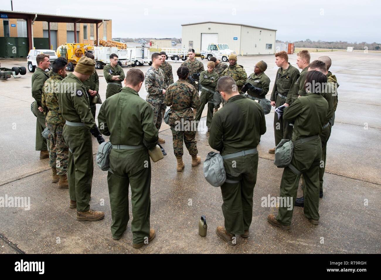 Les Marines américains conduite d'armes chimiques, biologiques, radiologiques et nucléaires (CBRN) Formation à la défense Naval Air Station Joint Air Base New Orleans, Louisiane, le 2 février 2019. Cette formation vise à familiariser les Marines avec les bonnes procédures de décontamination sur la réalisation de protocole. Les marines sont affectés à l'Escadron 231 attaque Marine, Marine Aircraft Group 14, 2nd Marine Aircraft Wing. Banque D'Images