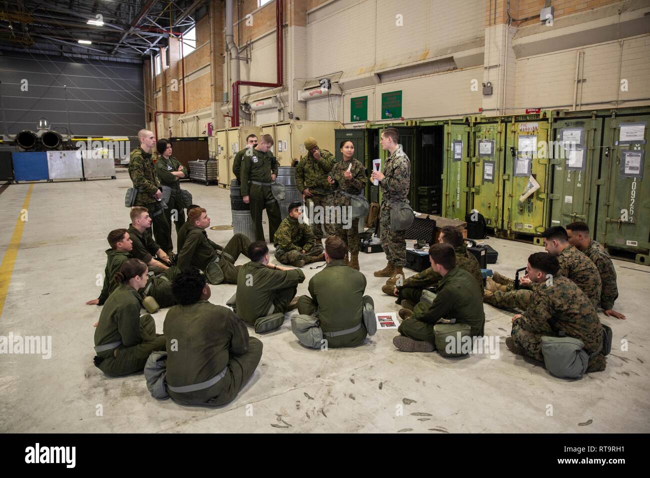 Les Marines américains conduite d'armes chimiques, biologiques, radiologiques et nucléaires (CBRN) Formation à la défense Naval Air Station Joint Air Base New Orleans, Louisiane, le 2 février 2019. Cette formation vise à familiariser les Marines avec les bonnes procédures de décontamination sur la réalisation de protocole. Les marines sont affectés à l'Escadron 231 attaque Marine, Marine Aircraft Group 14, 2nd Marine Aircraft Wing. Banque D'Images