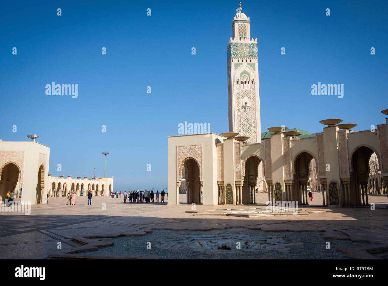 Maroc : Casablanca. La Mosquée Hassan II se dresse sur un promontoire donnant sur l'océan Atlantique et a été conçu par l'architecte français Michel Pinsea Banque D'Images