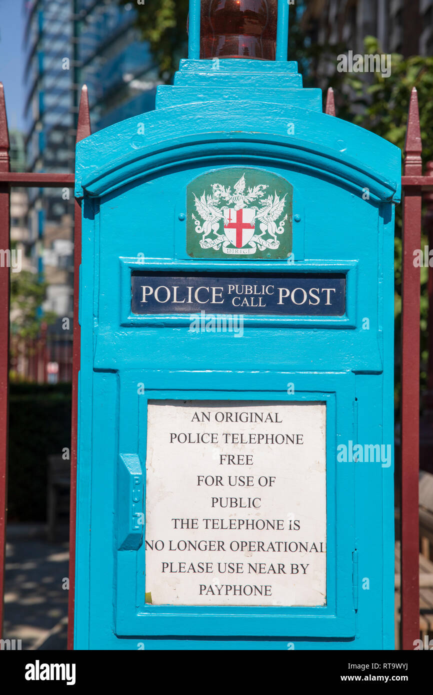 Une police désaffectée appel public à Aldgate à Londres, en Angleterre. Banque D'Images