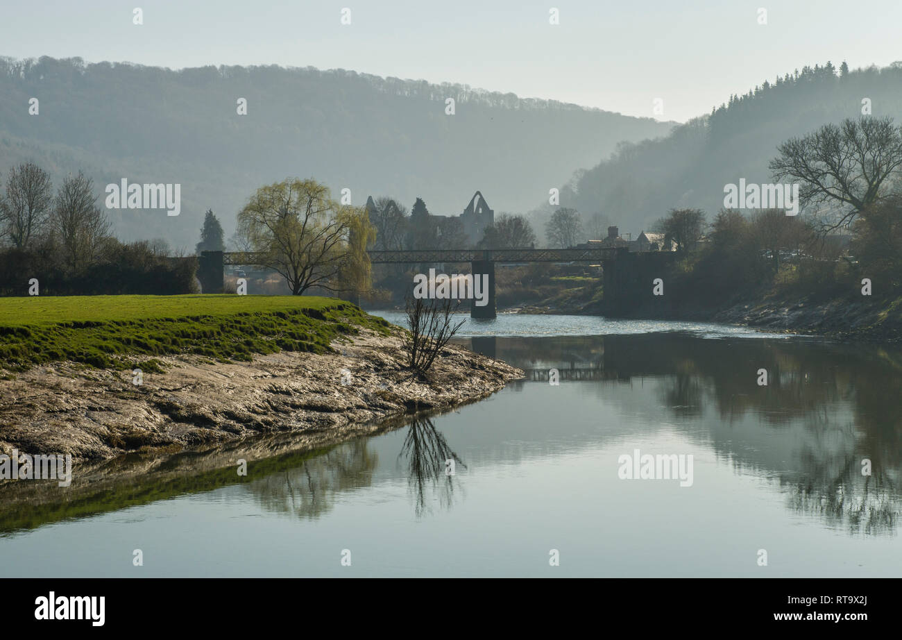 L'ancien pont ferroviaire de Tintern et contours de Abbaye de Tintern à la rivière Wye dans Tintern, Monmouthshire. Ici le triangle de forme le pays de Galles Angleterre border Banque D'Images