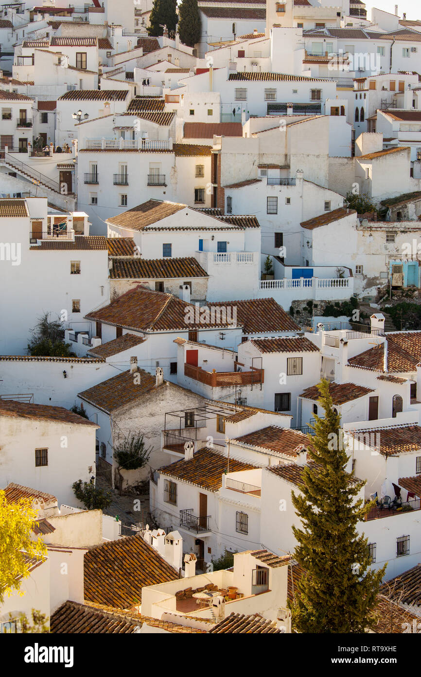 La soi-disant village blanc de Comares dans la province de Málaga en Andalousie Le sud de l'Espagne qui est sur une colline et vu de loin Banque D'Images