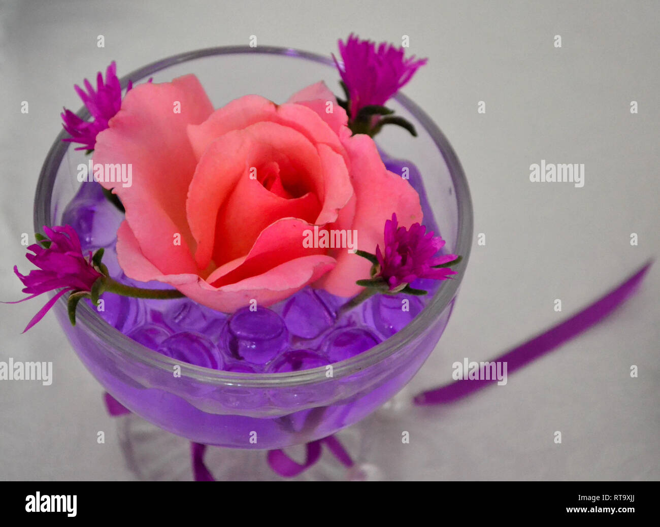Fleurs dans un vase en verre decoration Banque D'Images