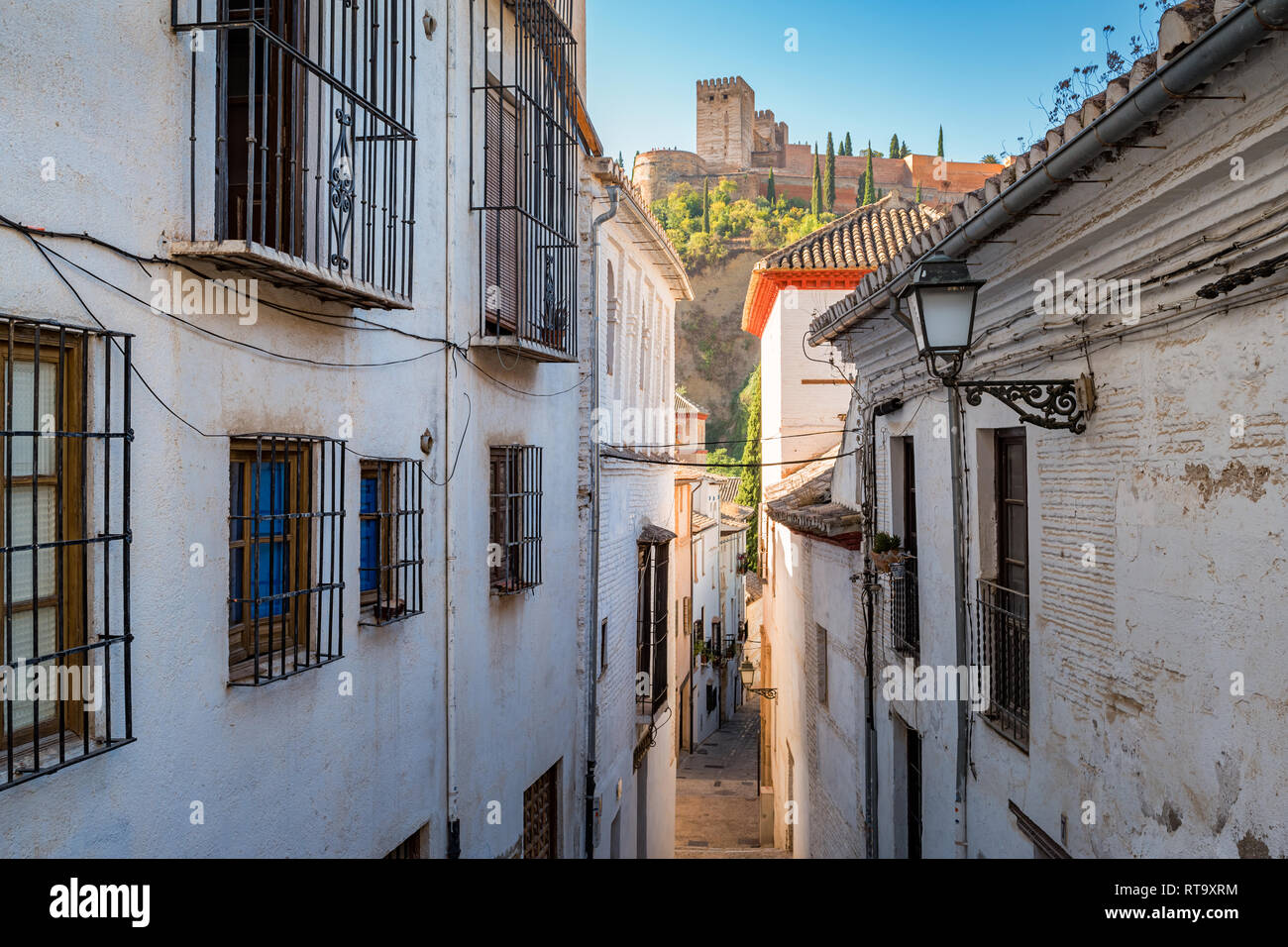 Ruelle dans le vieux quartier arabe de la vieille ville d'Albaicin Grenade Andalousie Espagne Banque D'Images