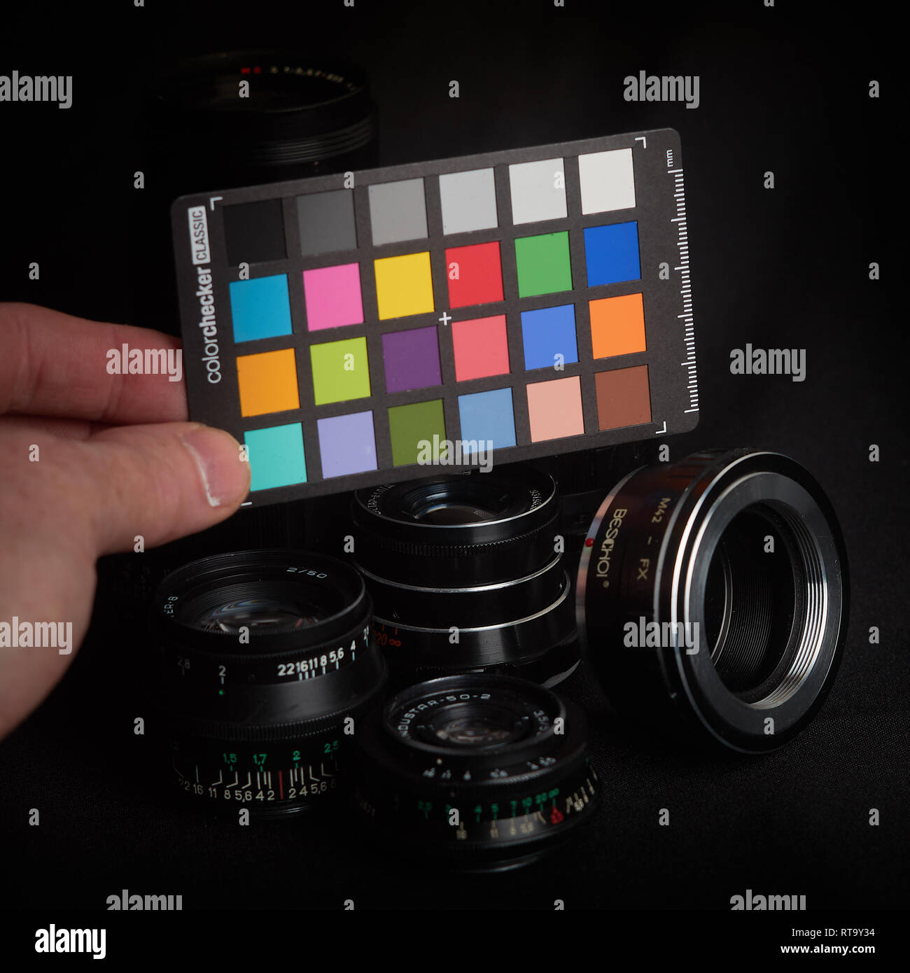 X-Rite Color Checker devant une collection de vintage les objectifs d'appareil photo. Banque D'Images