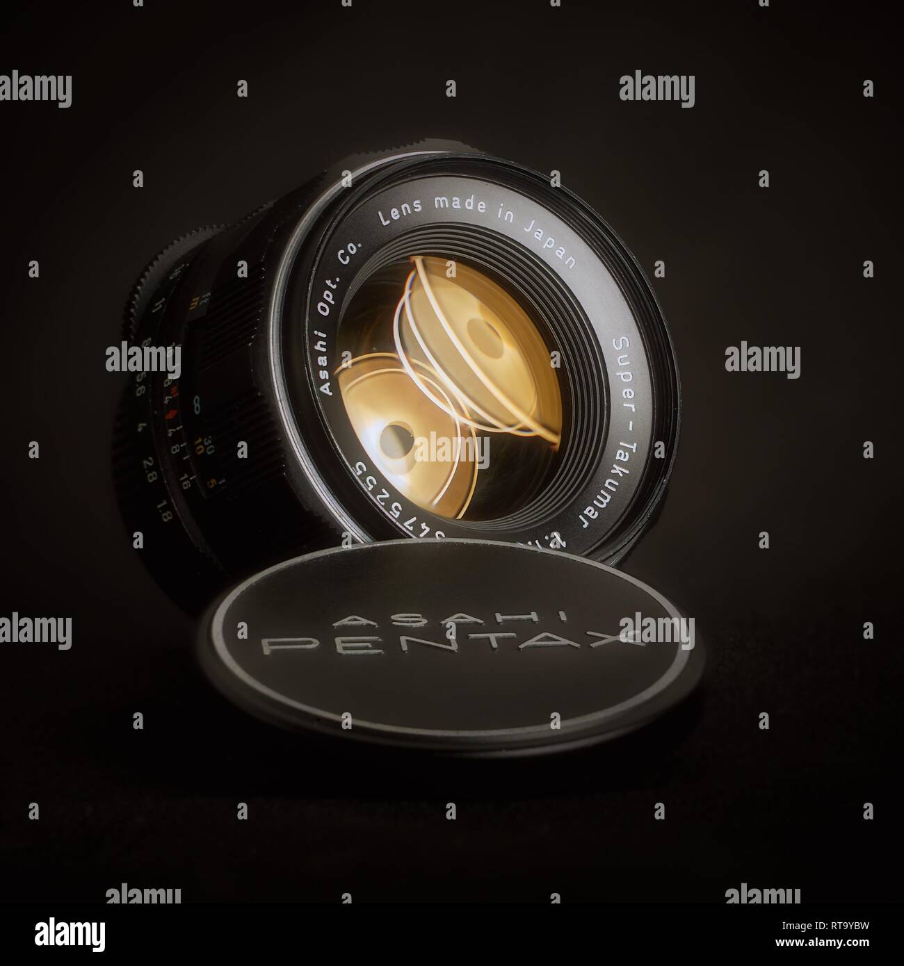 Essex, UK - 2/28/2019 : Asahi Pentax Super Takumar avec un M42, montage arrière sur un fond sombre. Banque D'Images