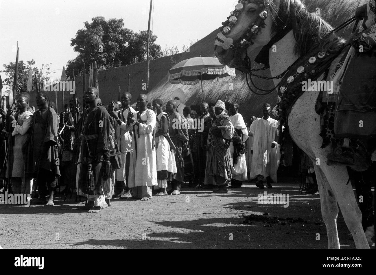 Les tribus du Cameroun les gens célébrant l'indépendance le 1 janvier 1960 Banque D'Images