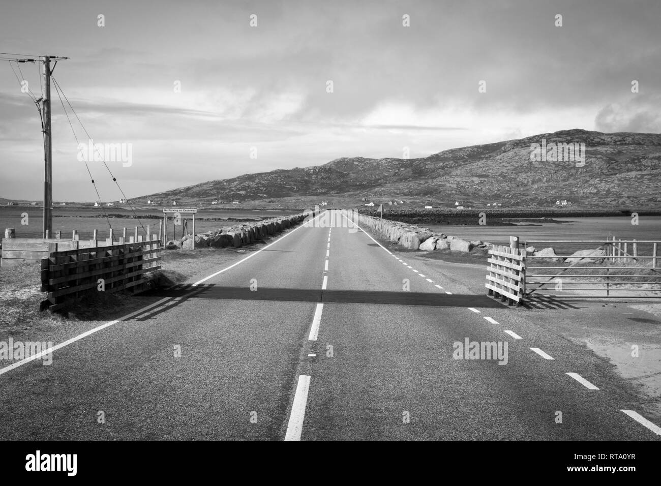 À la recherche au milieu de l'Eriskay causeway vers South Uist, image en noir et blanc Banque D'Images