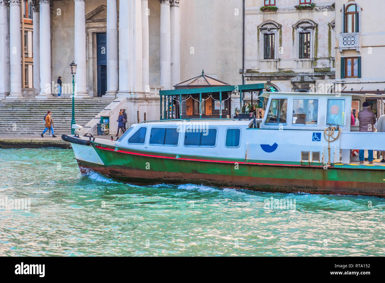 Grand Canal de Venise en Italie à la fin de l'automne, le transport par eau. Le méconnaissable les gens sur le quai Banque D'Images