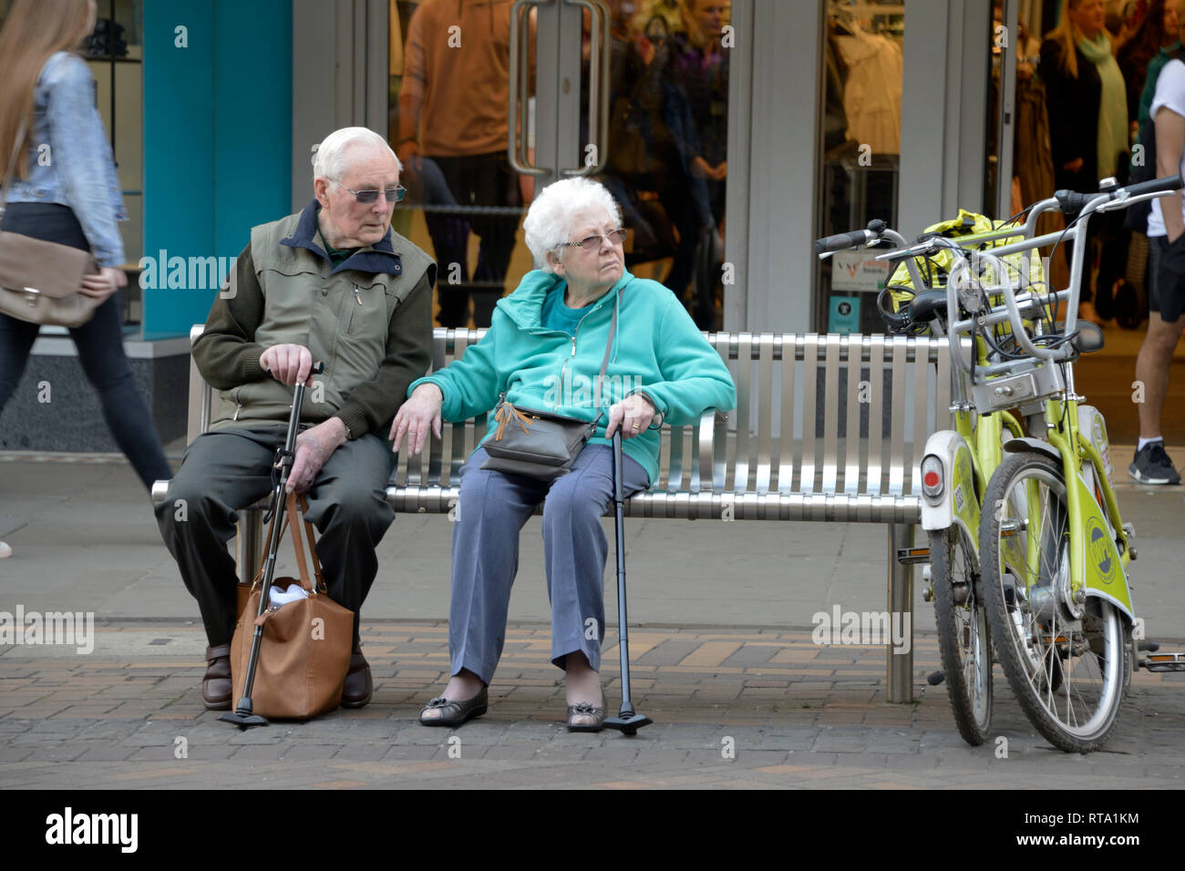 Couple de personnes âgées assis sur un banc, à Nottingham. Banque D'Images