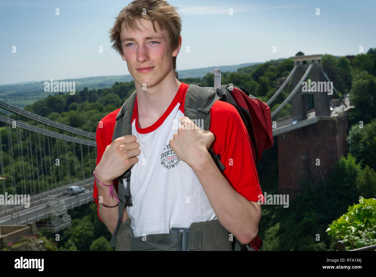 Un étudiant, photographiés avec le pont suspendu de Clifton, Bristol, Royaume-Uni Banque D'Images