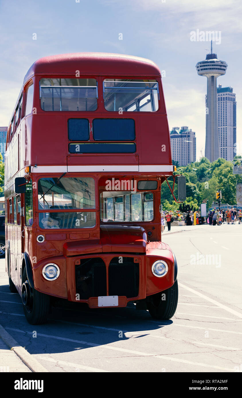 NIAGARA FALLS, ONTARIO, CANADA - 25 juin 2018 : old style Red double decker bus dans la ville de Niagara Falls Banque D'Images