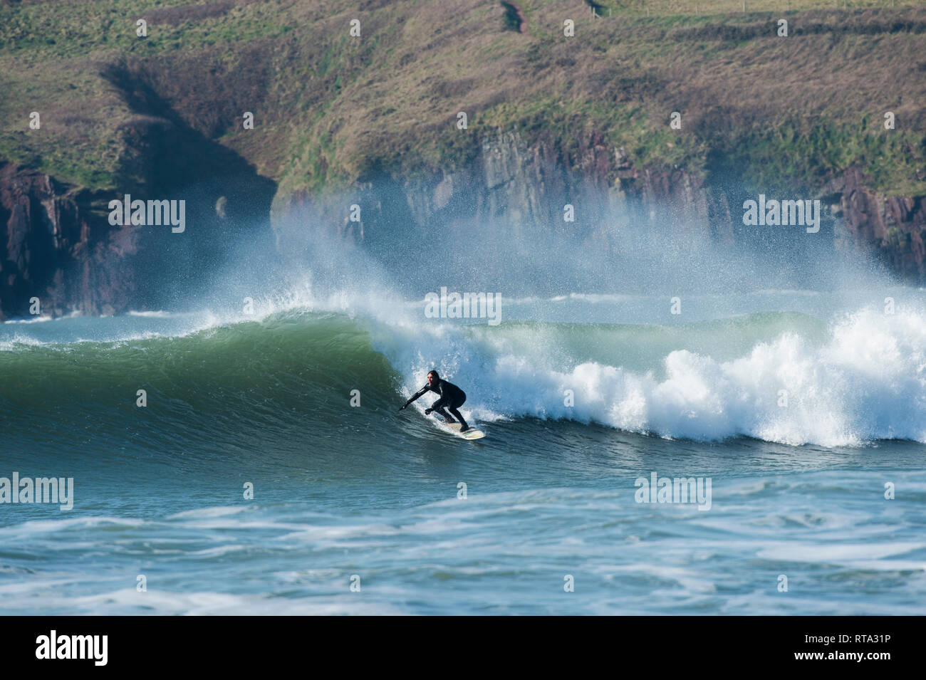 En surfant à plage de Manorbier sur le chemin de la côte de Pembroke Banque D'Images