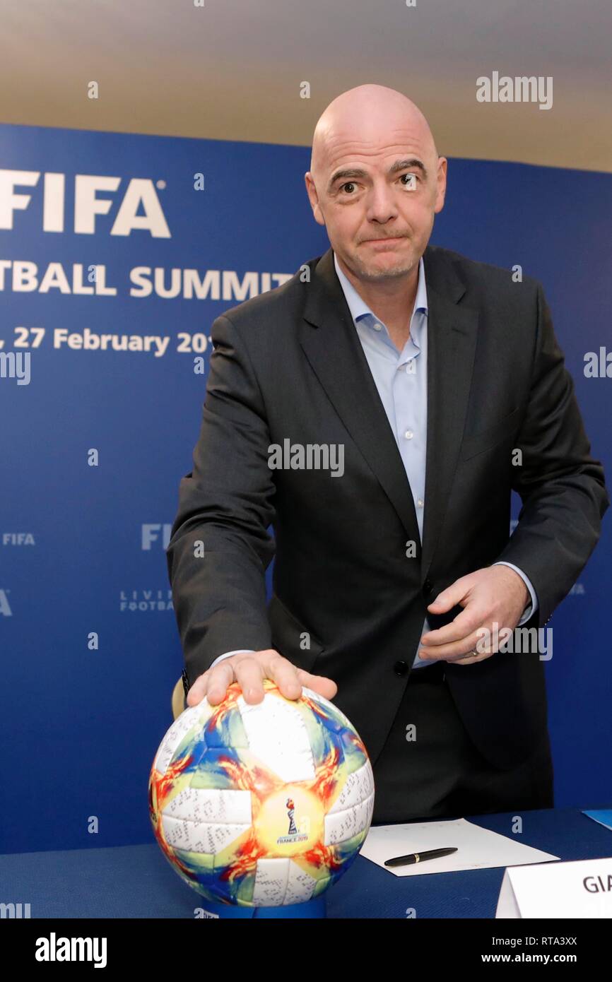 L'Italie, Rome, 27 février 2019 : Le Président de la FIFA, Gianni Infantino  montre un ballon