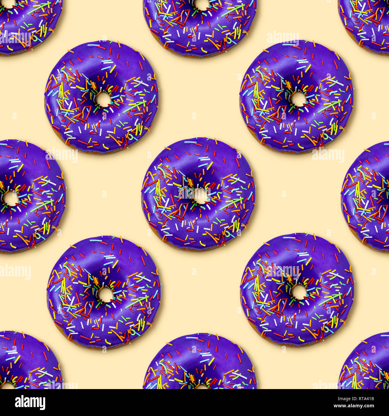 Télévision lumineux modèle transparent avec des beignes. Donuts glacé violet avec des vermicelles de sucre sur fond jaune. Fashion style minimaliste. Vue d'en haut Banque D'Images Télévision lumineux modèle transparent avec des beignes. Donuts glacé violet avec des vermicelles de sucre sur fond jaune. Fashion style minimaliste. Vue d'en haut Banque D'Images