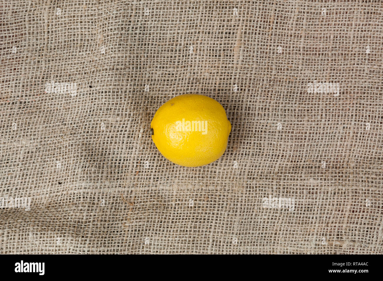 Eine Zitrone liegt auf Le Jute Banque D'Images