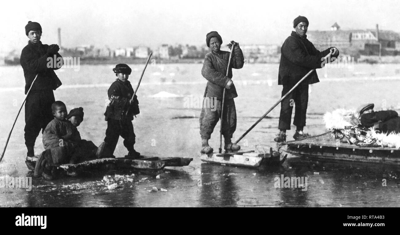 Le traîneau est aussi un moyen de transport sur une rivière glacée, la Chine, l'Asie, 1920-30 Banque D'Images