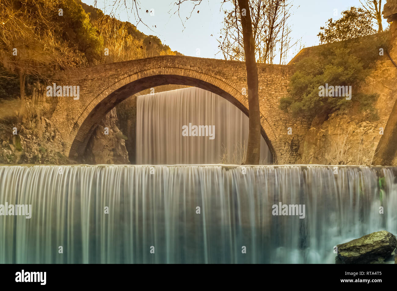 Chute d'eau à Palaiokaria Trikala en Grèce. Banque D'Images