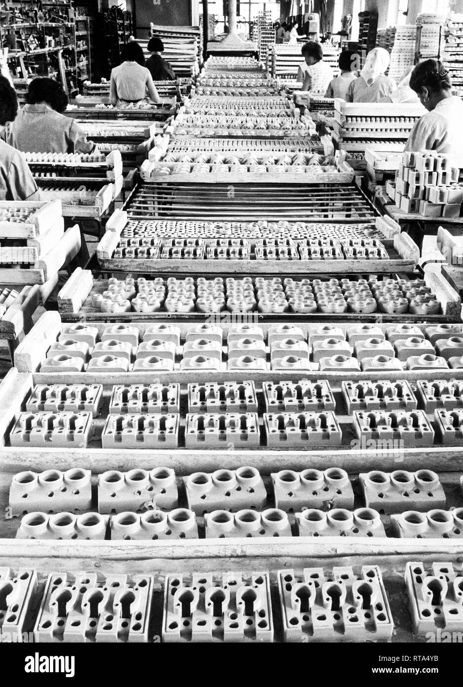 Ligne d'assemblage, les composants électriques, 1963 Banque D'Images