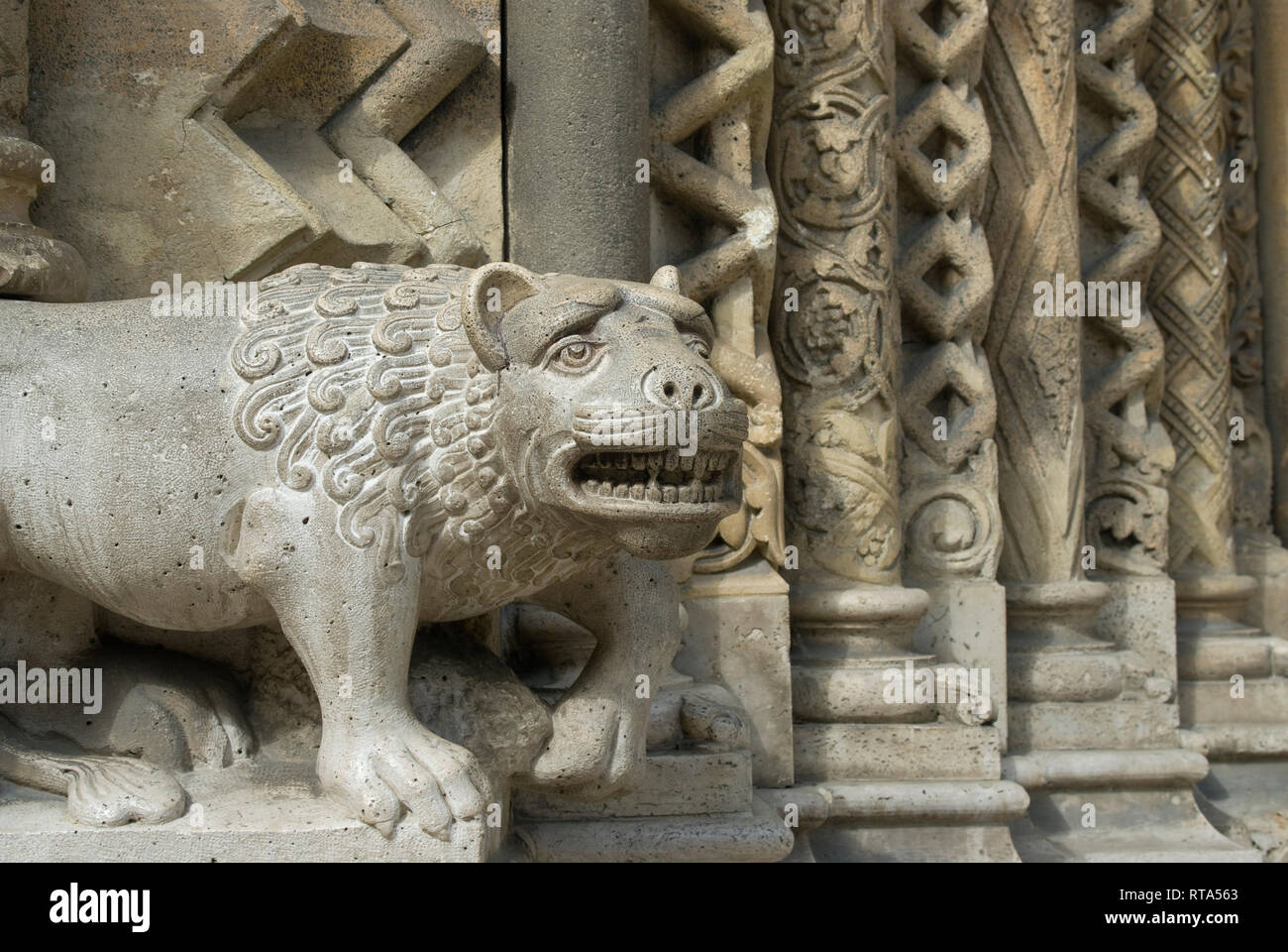 Lion sculpture, portail sculpté au Portail de l'église de Jak replica, Budapest Banque D'Images