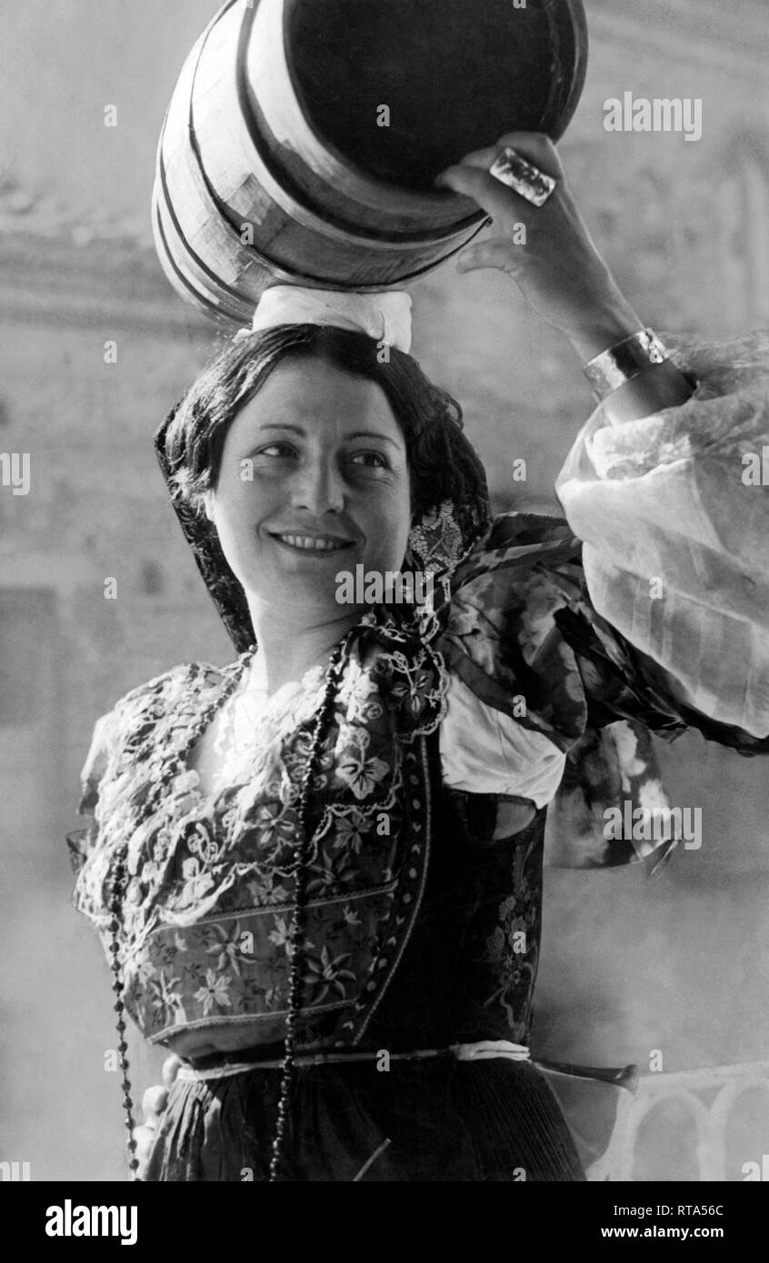 Europe, Italie, Reggio de Calabre, femme en robe typique, 1940 Banque D'Images