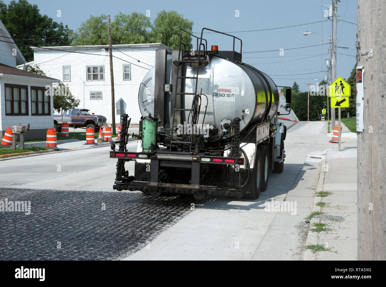 L'épandeur d'asphalte ou de goudron camion stationné dans la zone de construction. Banque D'Images