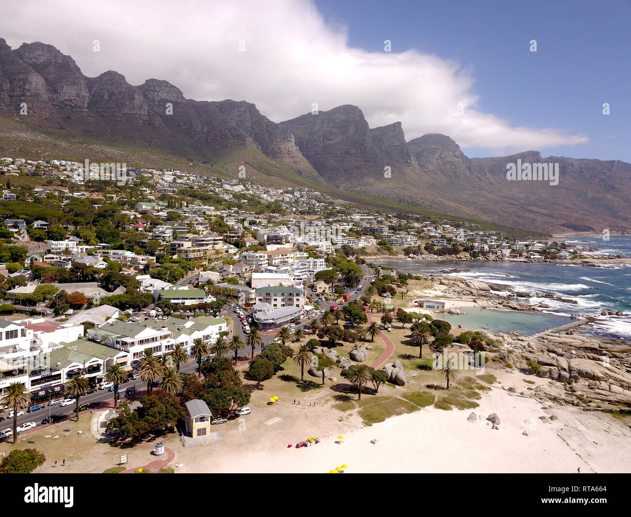 Vue aérienne de Camps Bay, Cape Town, Afrique du Sud Banque D'Images