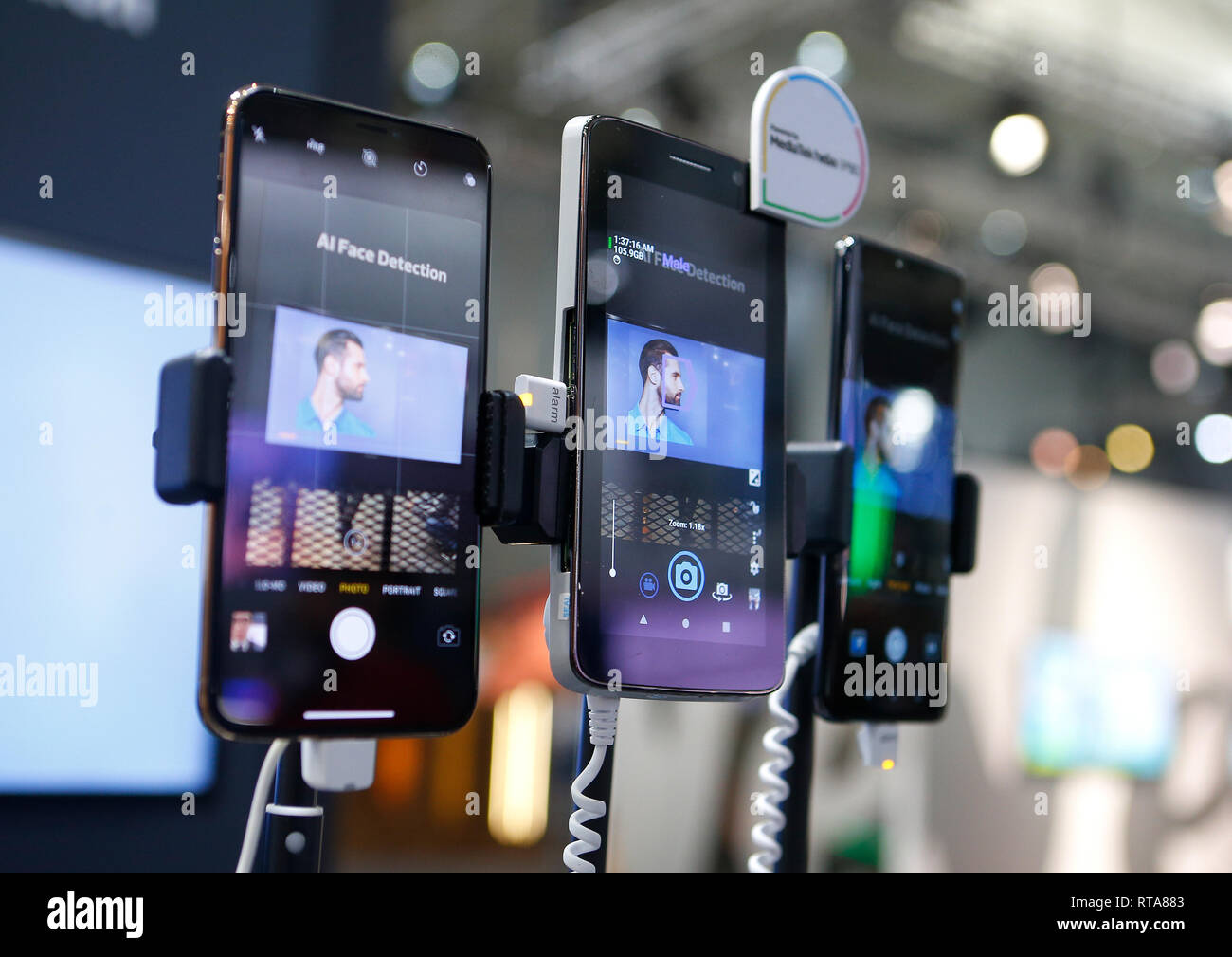 Les téléphones mobiles avec système de reconnaissance des visages vu au Mobile World Congress à Barcelone Banque D'Images