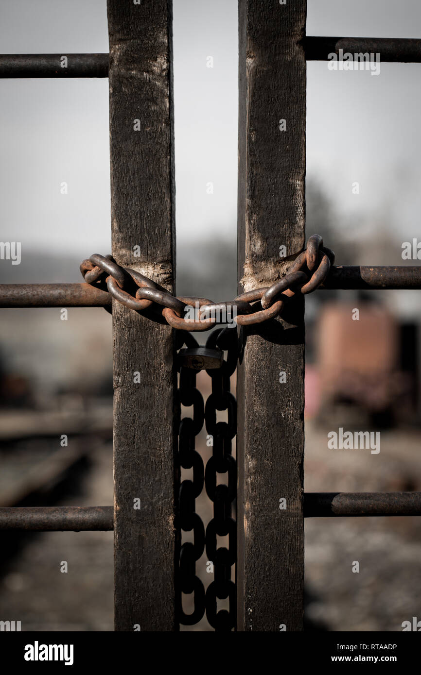 Rusty cadenas anciens avec une chaîne de fer à une clôture Banque D'Images