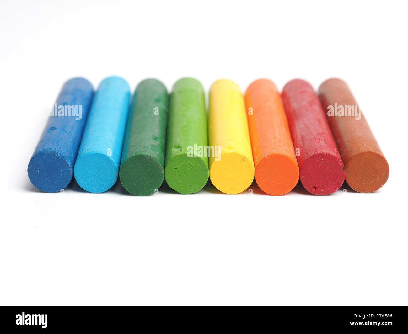 Ensemble de pastels à l'huile sur un fond blanc studio, la créativité