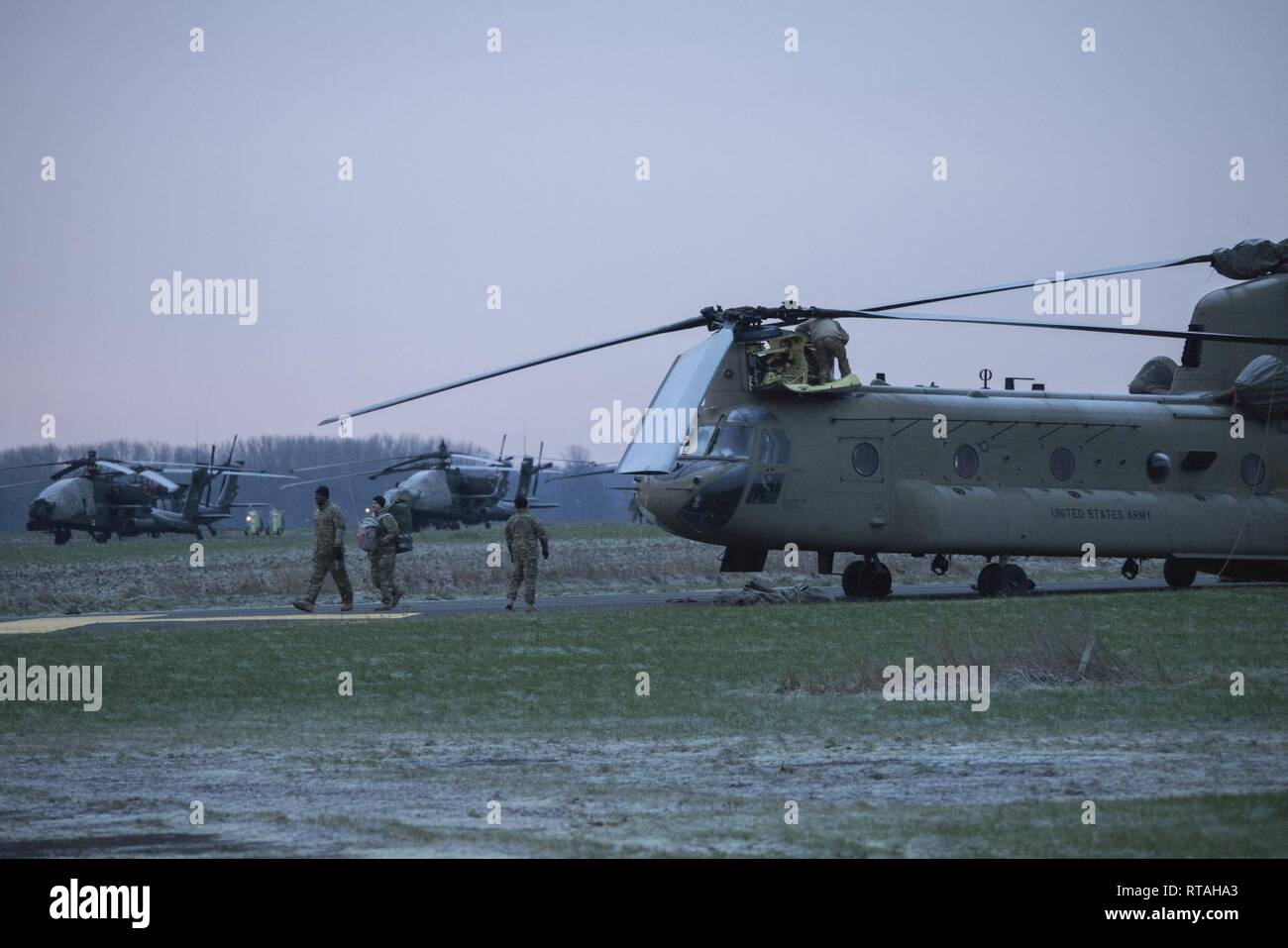 Un soldat américain, affecté à la 1re Brigade d'aviation de combat, prépare son hélicoptère CH-47 Chinook de l'organisation sur la base aérienne de Chièvres, Belgique, 4 février 2019. La Base Aérienne de Chièvres a servi comme une zone d'étape intermédiaire avant la 1re Brigade d'aviation de combat se déploie à l'Allemagne, la Pologne, la Lettonie et la Roumanie pendant neuf mois pour former avec les partenaires de l'OTAN à l'appui de la résolution de l'Atlantique. Banque D'Images