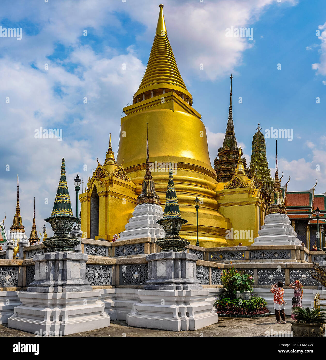 Stupa d'or dans le Grand Palais à Bangkok, Thaïlande Banque D'Images