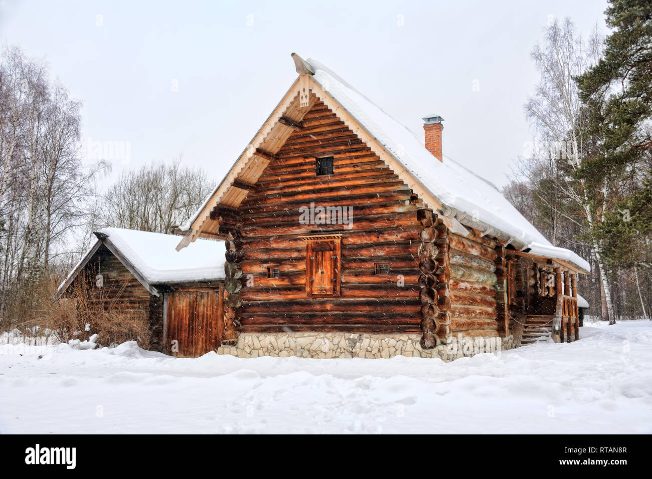 = Vieux Paysan Ferme de Kokorins dans la neige couverts de neige  = le paysan ferme de Kokorins (dernier propriétaire) de Vykhino de Lyubertsy District sur le terrain Banque D'Images