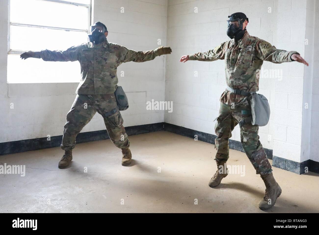 Soldats affectés à l'équipe de combat de la 2e Brigade d'infanterie, 4e Division d'infanterie, effectuer des exercices à l'intérieur de la chambre à gaz, le 6 février 2019, au cours d'un masque à gaz de la formation de la confiance à la chambre à gaz à Fort Carson, Colorado. Banque D'Images