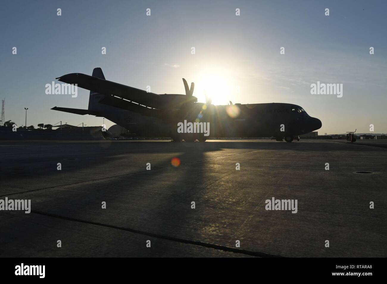 Un U.S. Air Force C-130J Super Hercules affecté à la 75e Escadron de transport aérien expéditionnaire se trouve sur la piste avant une mission à l'appui de la Force opérationnelle interarmées - Corne de l'Afrique au Camp Lemonnier, Djibouti, le 1 février 2019. Le 75e offre EAS, tactiques et des secours médicaux à travers l'Afrique des capacités de transport aérien. Banque D'Images