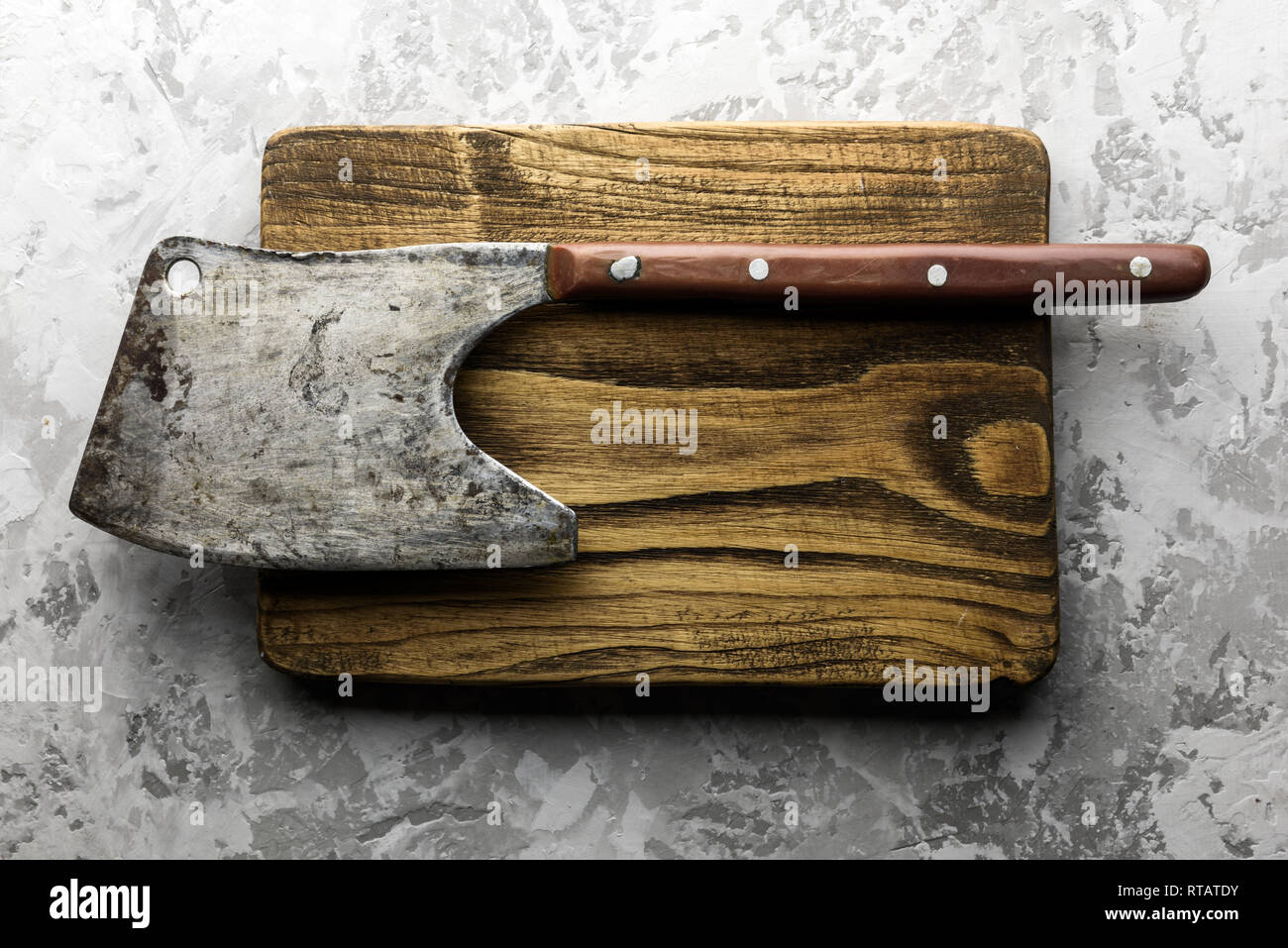 Rustique ancienne ax pour la viande sur une planche en bois sur grunge background. La photographie alimentaire Banque D'Images