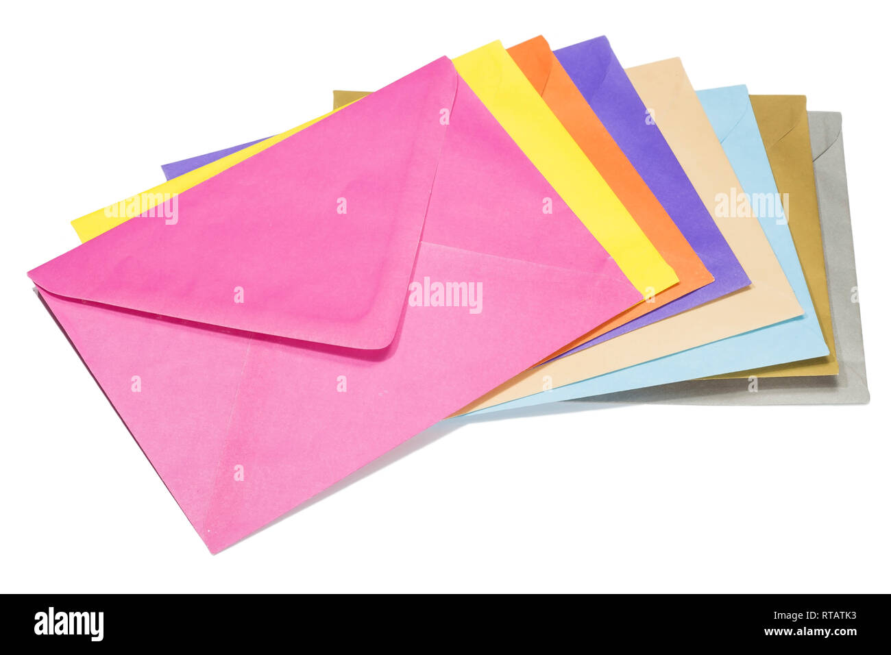Enveloppes colorées isolé sur fond blanc Banque D'Images