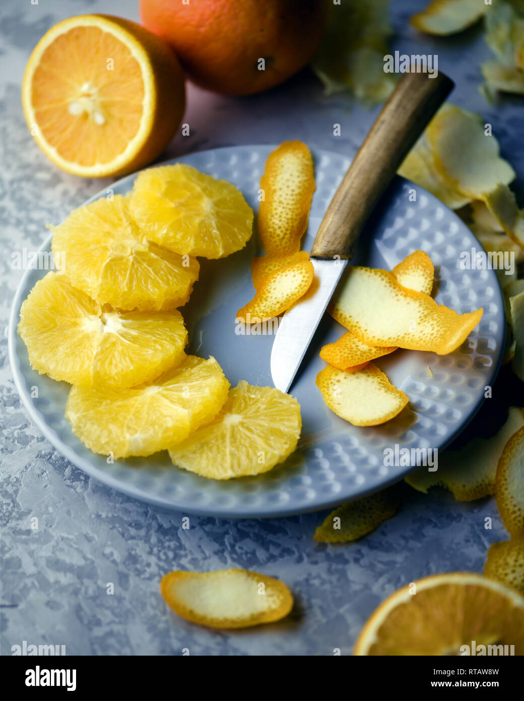 Pièces Orange sur gris gros plan de la plaque. Régime santé vitamine concept. La photographie alimentaire Banque D'Images