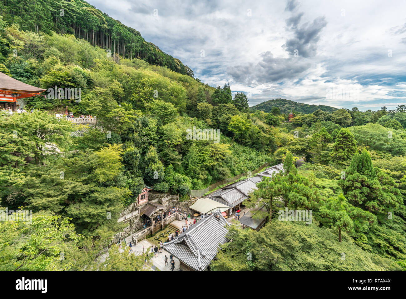 Higashiyama-ku, Kyoto, Japon - 22 août 2017 : Otowa (Cascade Otowa-no-taki), Pagode Koyasu (Koyasu no Tou) du Temple Kiyomizu-dera Salle principale. Banque D'Images