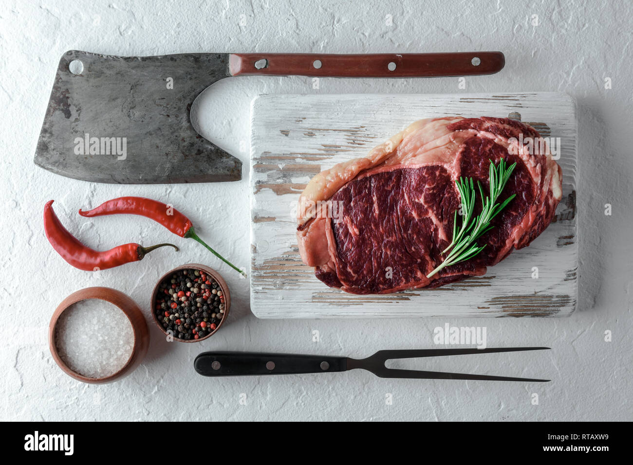 Le persillage Ribeye Steak sur plaque noire. Hacher la viande de boeuf Banque D'Images