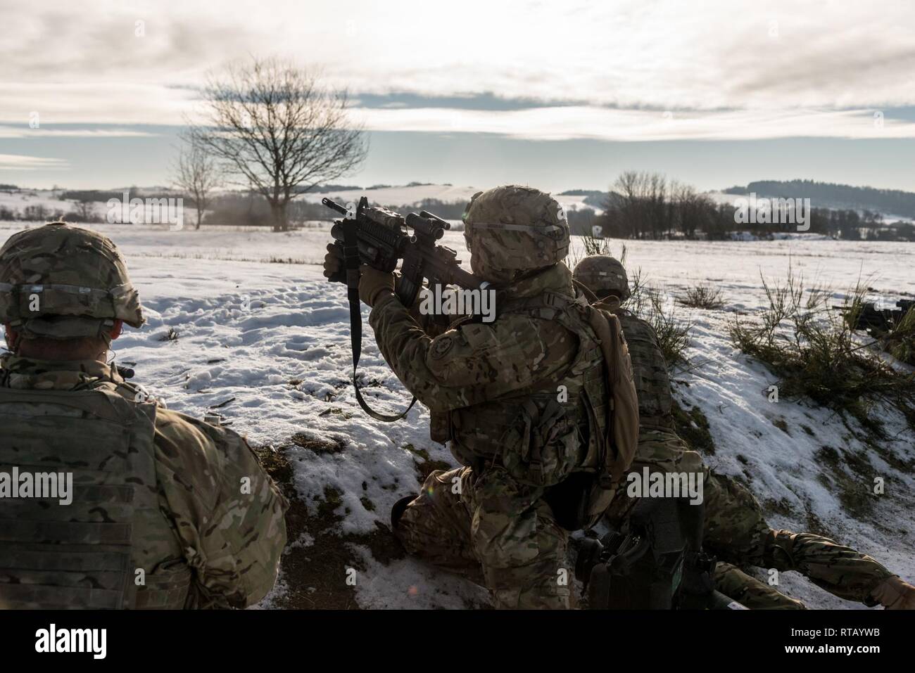 Soldats affectés à troupe, 1er Escadron, 2e régiment de cavalerie de Vilseck, Allemagne, s'engager au cours d'un exercice de tir réel sur 35 à la zone d'entraînement militaire Baumholder, Baumholder, Allemagne, 4 février , 2019. 1/2CR est en ce moment de mener l'opération à Kriegsadler niveau peloton développer performance tactique, l'efficacité de l'appui de l'escadron et la létalité globale de l'organisation. Banque D'Images